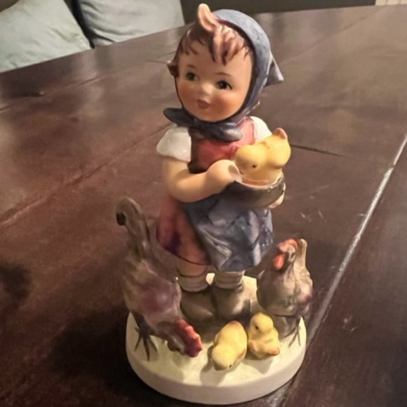 Goebel Hummel Figurine 'Feeding Time' 199/0 Girl with Chickens West Germany - Picture 7 of 11